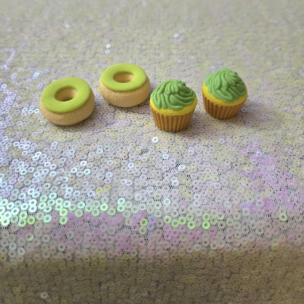 💥5/$10💥 4 food erasers green cupcakes & donuts 🍩 💚 NWOT
